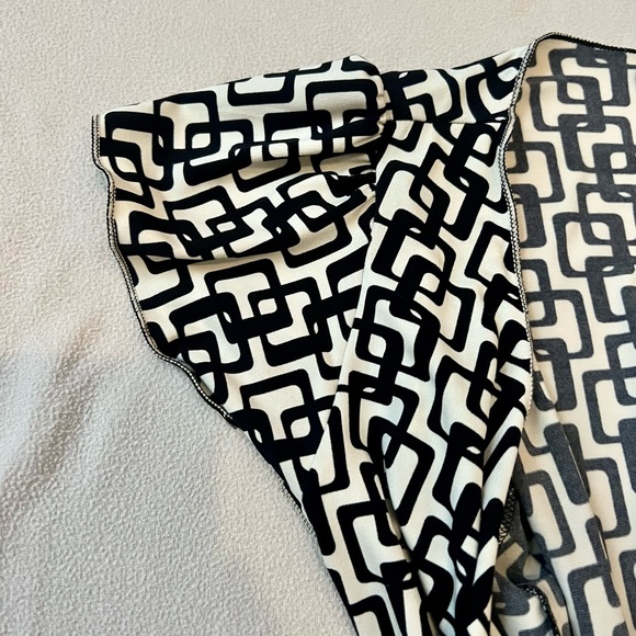 Vintage Max Studio Black and Off-White Abstract Chain Print Wrap Dress - Picture 2 of 6